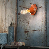 Antikolt felületű mázas kerámiából készült kézműves falilámpa.